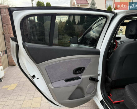 Белый Рено Меган, объемом двигателя 1.5 л и пробегом 247 тыс. км за 5433 $, фото 35 на Automoto.ua