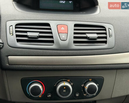 Белый Рено Меган, объемом двигателя 1.6 л и пробегом 198 тыс. км за 6200 $, фото 21 на Automoto.ua