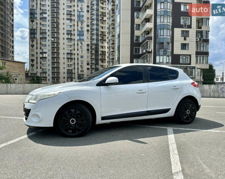 Рено Меган 2011 в Киеве на Automoto.ua Белый Рено Меган, объемом двигателя 1.5 л и пробегом 242 тыс. км за 6800 $, фото 3 на Automoto.ua