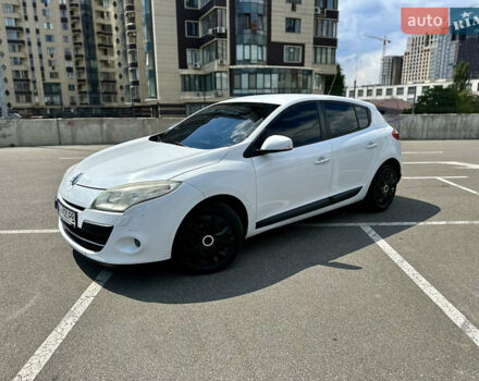 Рено Меган 2011 в Киеве на Automoto.ua Белый Рено Меган, объемом двигателя 1.5 л и пробегом 242 тыс. км за 6800 $, фото 1 на Automoto.ua