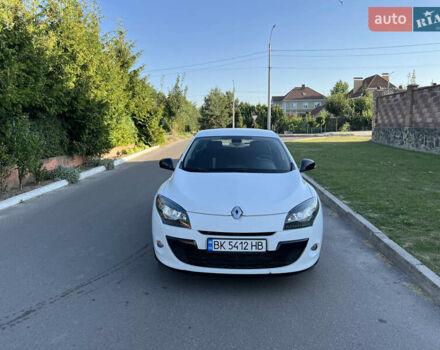 Белый Рено Меган, объемом двигателя 1.5 л и пробегом 300 тыс. км за 5050 $, фото 3 на Automoto.ua