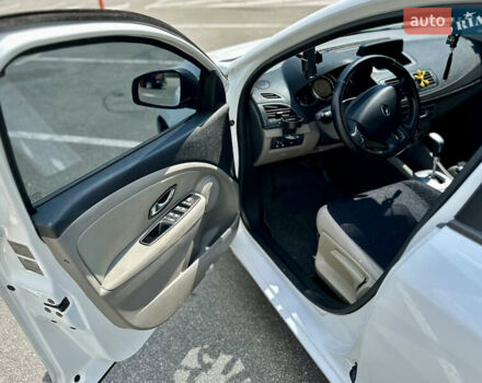 Рено Меган 2011 в Киеве на Automoto.ua Белый Рено Меган, объемом двигателя 1.5 л и пробегом 242 тыс. км за 6800 $, фото 17 на Automoto.ua