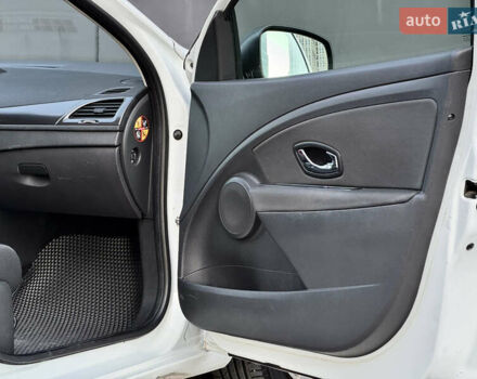 Белый Рено Меган, объемом двигателя 1.5 л и пробегом 291 тыс. км за 7990 $, фото 21 на Automoto.ua