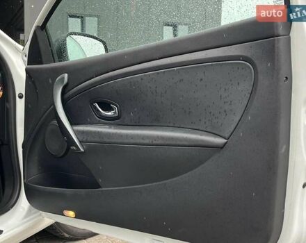Белый Рено Меган, объемом двигателя 1.6 л и пробегом 155 тыс. км за 10190 $, фото 13 на Automoto.ua
