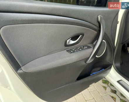 Белый Рено Меган, объемом двигателя 1.6 л и пробегом 220 тыс. км за 7700 $, фото 12 на Automoto.ua