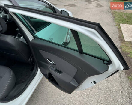 Белый Рено Меган, объемом двигателя 1.39 л и пробегом 207 тыс. км за 7200 $, фото 17 на Automoto.ua