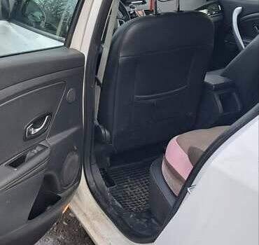 Белый Рено Меган, объемом двигателя 1.5 л и пробегом 243 тыс. км за 6500 $, фото 16 на Automoto.ua