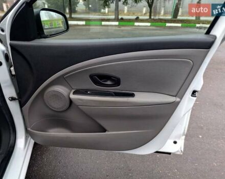 Белый Рено Меган, объемом двигателя 1.6 л и пробегом 57 тыс. км за 7750 $, фото 32 на Automoto.ua