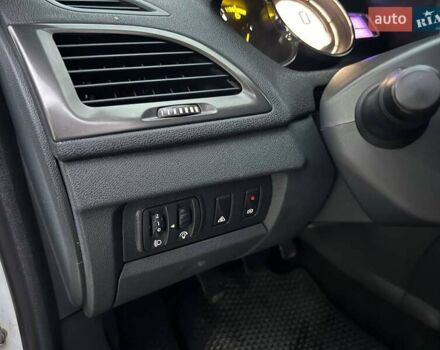 Белый Рено Меган, объемом двигателя 1.5 л и пробегом 300 тыс. км за 6600 $, фото 16 на Automoto.ua