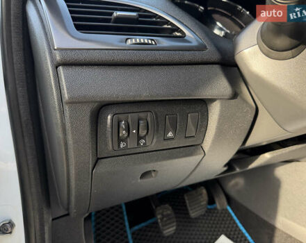 Белый Рено Меган, объемом двигателя 1.46 л и пробегом 178 тыс. км за 8550 $, фото 70 на Automoto.ua