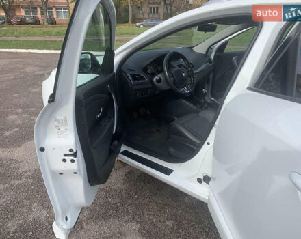 Рено Меган 2015 в Ровно на Automoto.ua Белый Рено Меган, объемом двигателя 1.5 л и пробегом 167 тыс. км за 9199 $, фото 23 на Automoto.ua
