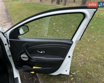 Белый Рено Меган, объемом двигателя 1.6 л и пробегом 246 тыс. км за 9900 $, фото 12 на Automoto.ua