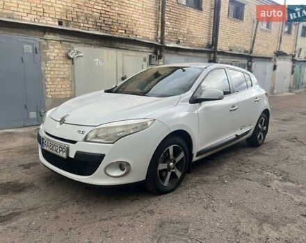 Рено Меган 2010 в Киеве на Automoto.ua Белый Рено Меган, объемом двигателя 1.6 л и пробегом 280 тыс. км за 5999 $, фото 1 на Automoto.ua