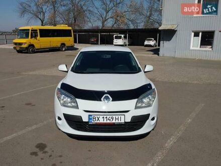 Рено Меган 2010 в Николаеве на Automoto.ua Белый Рено Меган, объемом двигателя 1.46 л и пробегом 300 тыс. км за 6199 $, фото 1 на Automoto.ua
