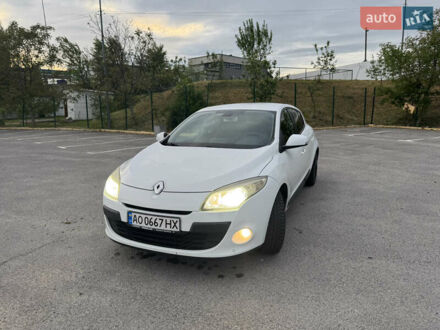 Рено Меган 2010 в Ужгороде на Automoto.ua Белый Рено Меган, объемом двигателя 1.6 л и пробегом 300 тыс. км за 5250 $, фото 1 на Automoto.ua