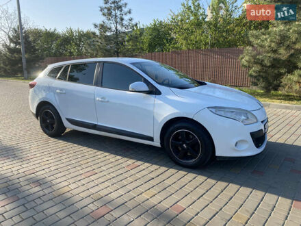 Рено Меган 2010 в Измаиле на Automoto.ua Белый Рено Меган, объемом двигателя 1.46 л и пробегом 390 тыс. км за 5900 $, фото 1 на Automoto.ua