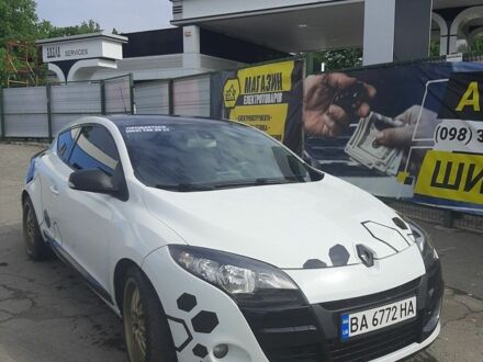 Рено Меган 2011 в Умани на Automoto.ua Белый Рено Меган, объемом двигателя 1.5 л и пробегом 252 тыс. км за 6500 $, фото 1 на Automoto.ua