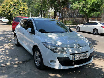 Рено Меган 2011 в Одессе на Automoto.ua Белый Рено Меган, объемом двигателя 2 л и пробегом 159 тыс. км за 7100 $, фото 1 на Automoto.ua