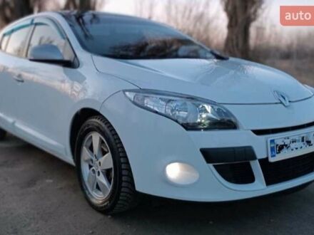 Рено Меган 2011 в Кременчуге на Automoto.ua Белый Рено Меган, объемом двигателя 1.6 л и пробегом 250 тыс. км за 6400 $, фото 1 на Automoto.ua