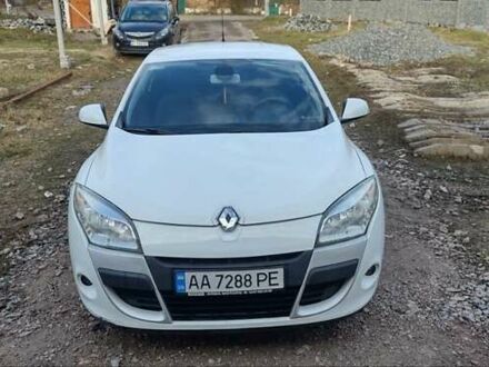 Рено Меган 2011 у Києві на Automoto.ua Білий Рено Меган, об'ємом двигуна 2 л та пробігом 125 тис. км за 6900 $, фото 1 на Automoto.ua
