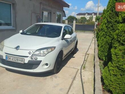 Рено Меган 2011 в Ровно на Automoto.ua Белый Рено Меган, объемом двигателя 1.5 л и пробегом 275 тыс. км за 6500 $, фото 1 на Automoto.ua