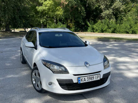 Рено Меган 2011 в Каневе на Automoto.ua Белый Рено Меган, объемом двигателя 1.46 л и пробегом 264 тыс. км за 5800 $, фото 1 на Automoto.ua