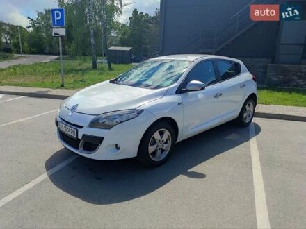 Рено Меган 2012 в Чернигове на Automoto.ua Белый Рено Меган, объемом двигателя 1.6 л и пробегом 238 тыс. км за 7000 $, фото 1 на Automoto.ua