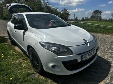 Рено Меган 2012 у Рівному на Automoto.ua Білий Рено Меган, об'ємом двигуна 1.5 л та пробігом 230 тис. км за 7600 $, фото 1 на Automoto.ua