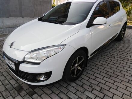Рено Меган 2012 в Киеве на Automoto.ua Белый Рено Меган, объемом двигателя 1.6 л и пробегом 65 тыс. км за 10666 $, фото 1 на Automoto.ua