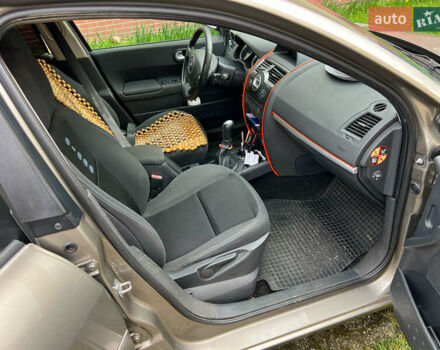 Бежевый Рено Меган, объемом двигателя 1.6 л и пробегом 333 тыс. км за 4100 $, фото 12 на Automoto.ua