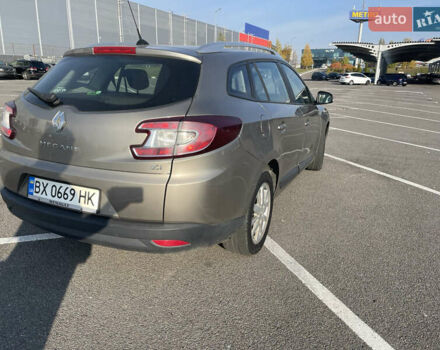 Рено Меган 2010 у Рівному на Automoto.ua Бежевий Рено Меган, об'ємом двигуна 1.46 л та пробігом 337 тис. км за 5900 $, фото 5 на Automoto.ua