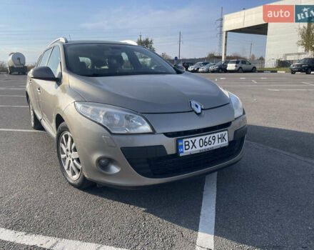 Рено Меган 2010 у Рівному на Automoto.ua Бежевий Рено Меган, об'ємом двигуна 1.46 л та пробігом 337 тис. км за 5900 $, фото 1 на Automoto.ua