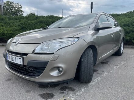 Рено Меган 2013 в Умани на Automoto.ua Бежевый Рено Меган, объемом двигателя 1.5 л и пробегом 180 тыс. км за 7950 $, фото 1 на Automoto.ua
