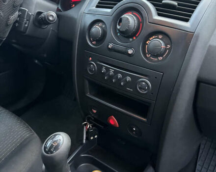 Красный Рено Меган, объемом двигателя 1.6 л и пробегом 160 тыс. км за 3350 $, фото 13 на Automoto.ua