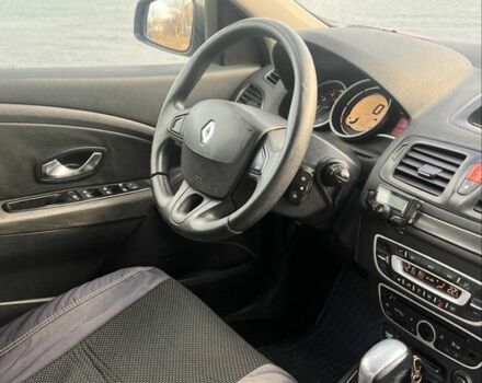 Красный Рено Меган, объемом двигателя 1.5 л и пробегом 300 тыс. км за 5300 $, фото 3 на Automoto.ua