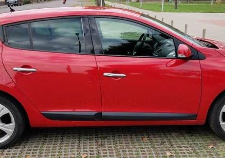 Рено Меган 2010 в Ужгороде на Automoto.ua Красный Рено Меган, объемом двигателя 1.4 л и пробегом 146 тыс. км за 6300 $, фото 1 на Automoto.ua