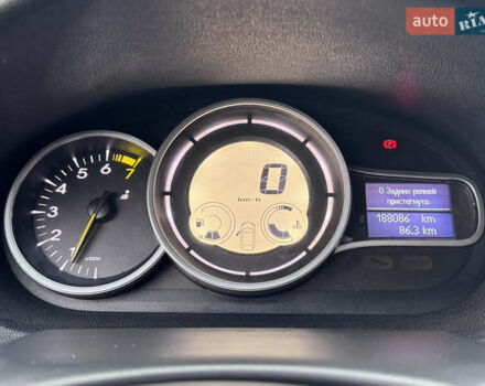 Красный Рено Меган, объемом двигателя 1.6 л и пробегом 188 тыс. км за 6999 $, фото 16 на Automoto.ua