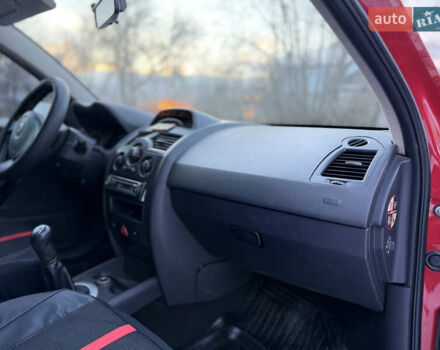 Красный Рено Меган, объемом двигателя 1.6 л и пробегом 244 тыс. км за 4850 $, фото 54 на Automoto.ua