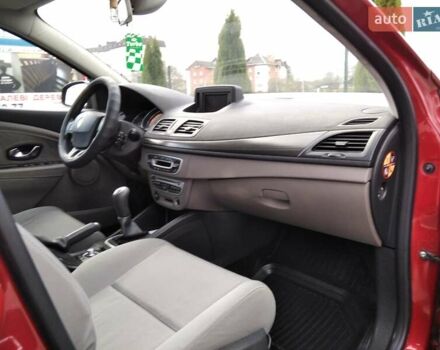 Рено Меган 2010 у Стрые на Automoto.ua Червоний Рено Меган, об'ємом двигуна 1.46 л та пробігом 260 тис. км за 6800 $, фото 44 на Automoto.ua