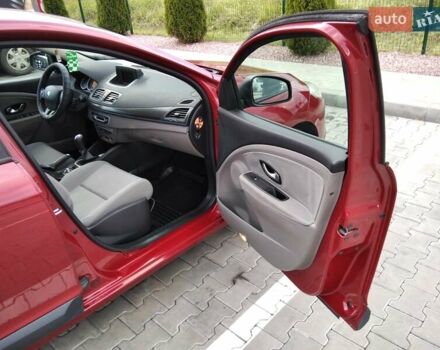 Рено Меган 2010 у Стрые на Automoto.ua Червоний Рено Меган, об'ємом двигуна 1.46 л та пробігом 260 тис. км за 6800 $, фото 46 на Automoto.ua