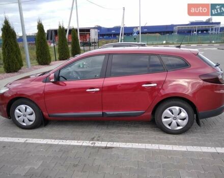 Рено Меган 2010 у Стрые на Automoto.ua Червоний Рено Меган, об'ємом двигуна 1.46 л та пробігом 260 тис. км за 6800 $, фото 83 на Automoto.ua