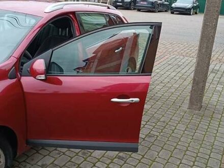 Рено Меган 2011 в Самборе на Automoto.ua Красный Рено Меган, объемом двигателя 1.46 л и пробегом 304 тыс. км за 5300 $, фото 1 на Automoto.ua