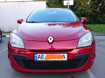 Рено Меган 2011 в Днепре (Днепропетровске) на Automoto.ua Красный Рено Меган, объемом двигателя 1.5 л и пробегом 340 тыс. км за 6000 $, фото 1 на Automoto.ua