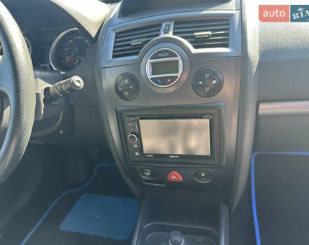 Рено Меган 2006 у Нежине на Automoto.ua Сірий Рено Меган, об'ємом двигуна 1.6 л та пробігом 243 тис. км за 5900 $, фото 21 на Automoto.ua