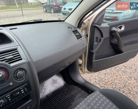 Серый Рено Меган, объемом двигателя 1.6 л и пробегом 236 тыс. км за 5200 $, фото 16 на Automoto.ua