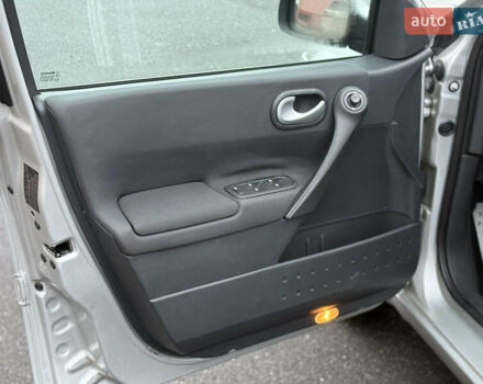 Серый Рено Меган, объемом двигателя 1.6 л и пробегом 213 тыс. км за 5100 $, фото 16 на Automoto.ua