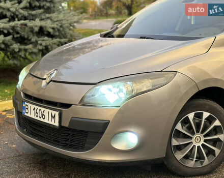 Рено Меган 2010 у Кременчуге на Automoto.ua Сірий Рено Меган, об'ємом двигуна 1.46 л та пробігом 300 тис. км за 6999 $, фото 16 на Automoto.ua