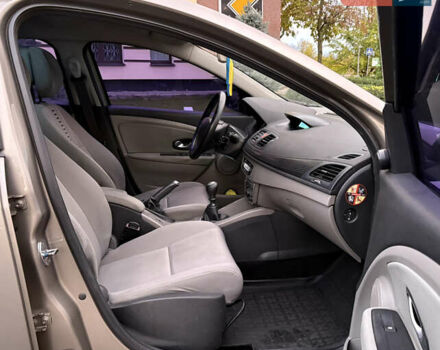 Рено Меган 2010 у Кременчуге на Automoto.ua Сірий Рено Меган, об'ємом двигуна 1.46 л та пробігом 300 тис. км за 6999 $, фото 32 на Automoto.ua