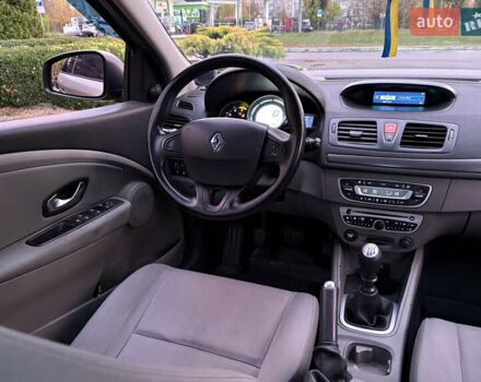 Рено Меган 2010 у Кременчуге на Automoto.ua Сірий Рено Меган, об'ємом двигуна 1.46 л та пробігом 300 тис. км за 6999 $, фото 30 на Automoto.ua