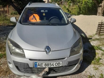 Рено Меган 2012 в Каменское - Днепродзержинск на Automoto.ua Серый Рено Меган, объемом двигателя 1.5 л и пробегом 180 тыс. км за 6400 $, фото 1 на Automoto.ua